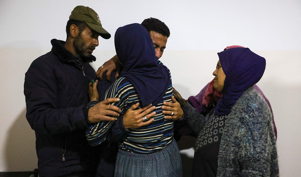 فلسطينيون يبكون شهيداً سقط بنيران إسرائيلية في بيت حانون في شمال قطاع غزة (ا ف ب)