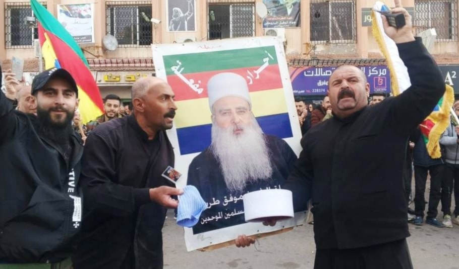 ردّ متظاهرون شعارات تمجّد طريف، المعروف بمواقفه الداعمة والمؤيدة للعدو الإسرائيلي (من الويب)