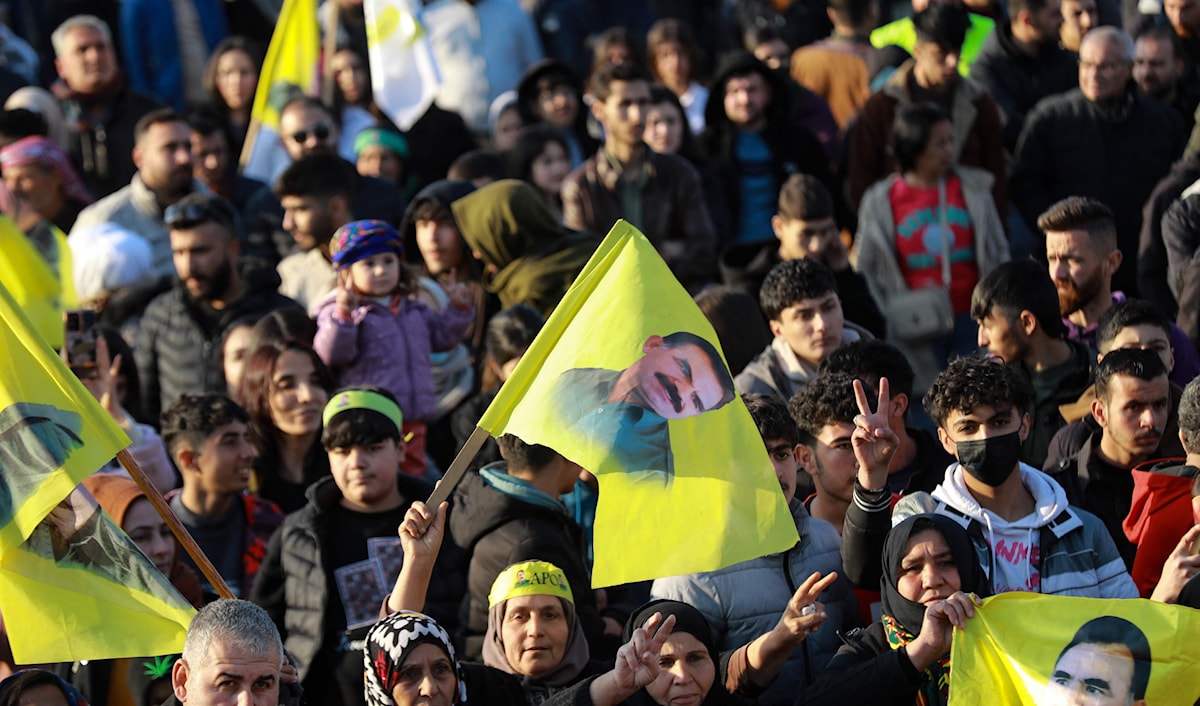 استبعد عبد القادر سيلفي (الكاتب المقرّب من الرئيس رجب طيب إردوغان)، في صحيفة «يني شفق»، إطلاق سراح أوجالان لقيادة عملية الحلّ (أ ف ب)