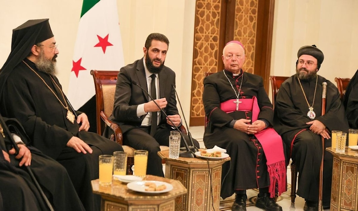 لقاء بين الشرع مع وفد من الطائفة المسيحية في مدينة دمشق في كانون الأول الفائت (سانا)