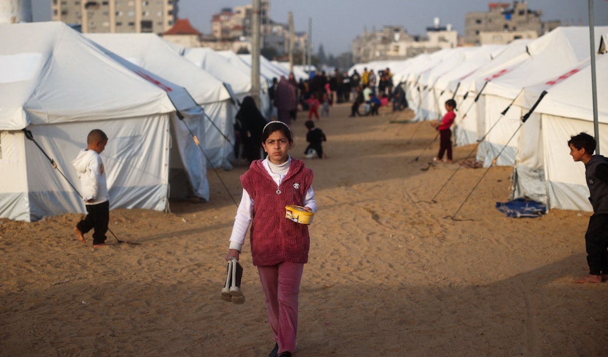 نازحون فلسطينيون في مخيم البريج وسط قطاع غزة (أ ف ب)