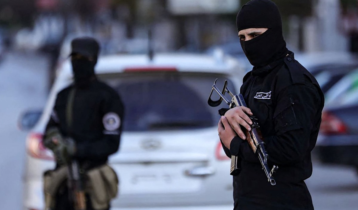 نقطة تفتيش للأمن السوري في مدينة اللاذقية (سانا)