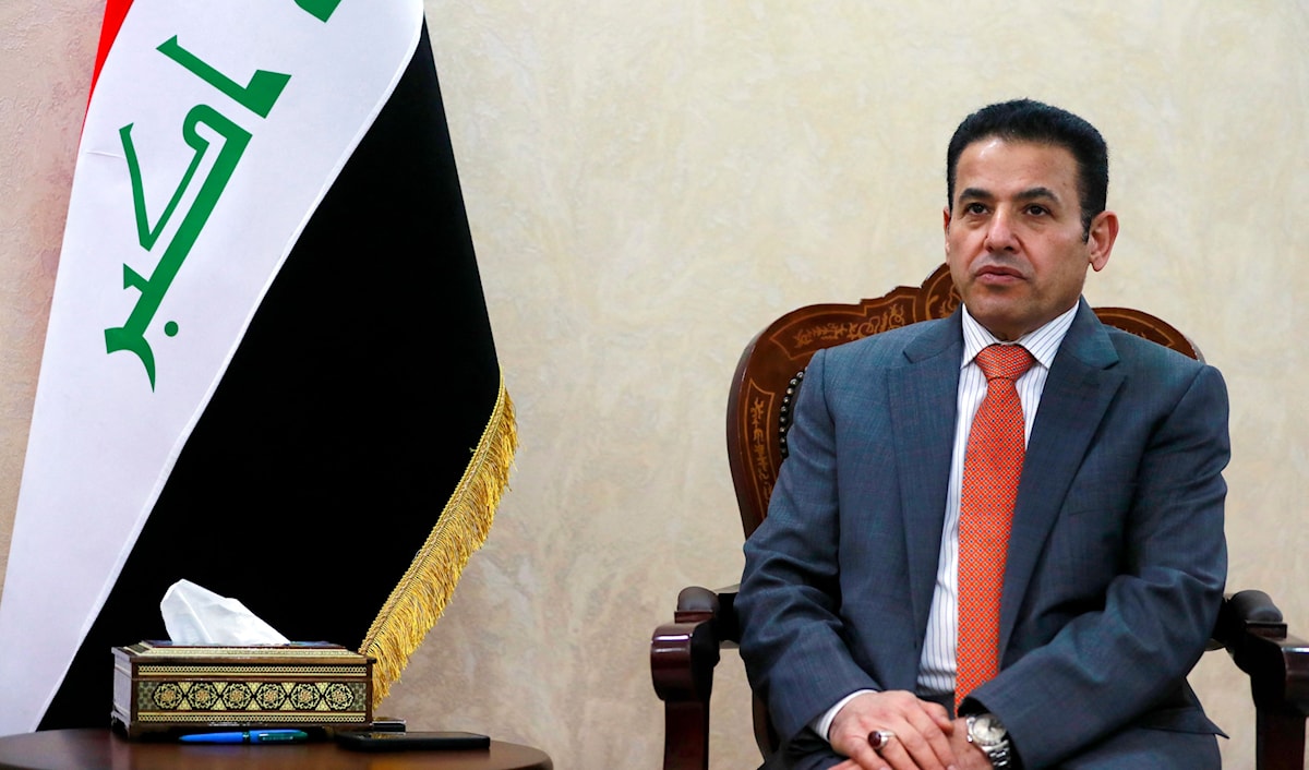 مستشار الأمن الوطني العراقي، قاسم الأعرجي، متحدّثاً في "المنطقة" الخضراء في بغداد (أ ف ب)