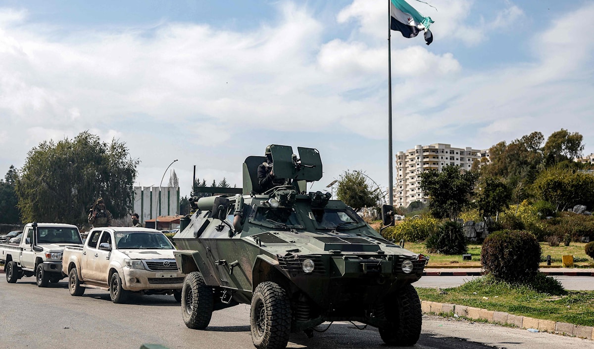 يرفع النظام الجديد شعار احتكار الدولة للسلاح، لكنه يواجه أزمة في إقناع الكتلتَين الكردية والدرزية بتسليم سلاحهما والاندماج في الجيش (أ ف ب)