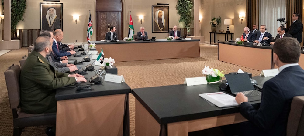 العاهل الأردني مستقبلاً ممثلي الدول المشاركة في الاجتماع (بترا)