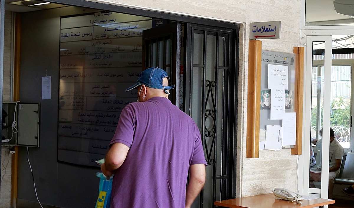يدفع المضمونون مبالغ هائلة من جيوبهم للحصول على الخدمات الطبية والاستشفائية (مروان بو حيدر)