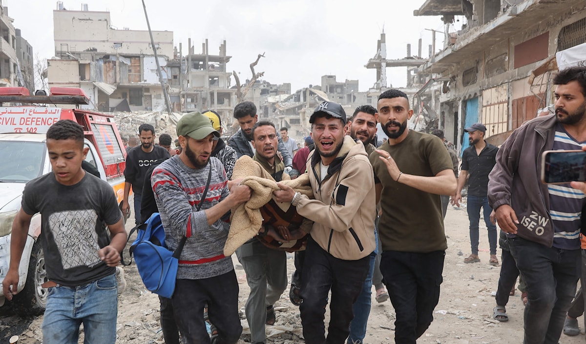 يتواصل القصف الجوي والمدفعي على مناطق متفرقة من قطاع غزة، ما أسفر عن ارتقاء 5 شهداء منذ فجر اليوم (أ ف ب)