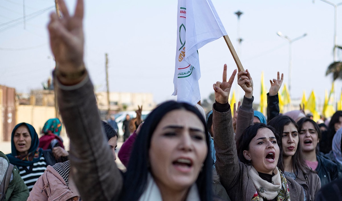 رفع العديد من الطلاب صوتهم مطالبين بالتوصل إلى حلول تضمن تقديم امتحاناتهم ضمن المحافظة (أ ف ب)