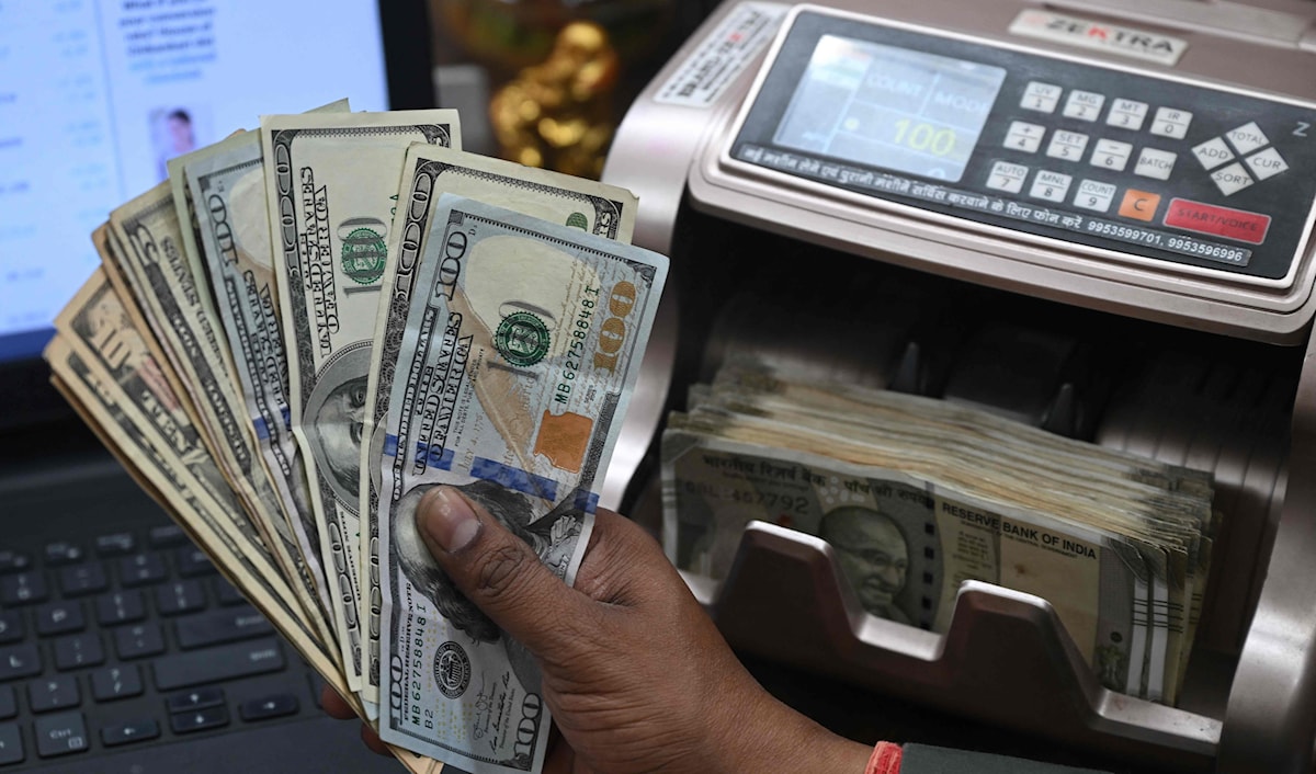 «تراجعت العملة الأميركية 1,6% مقابل العملة الموحدة إلى 1.1383 دولار لليورو» (أ ف ب)
