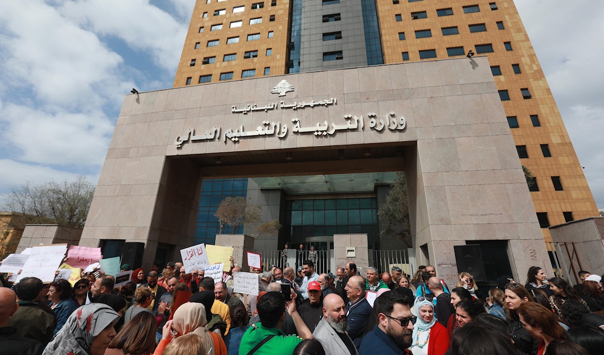 سيتوجه متعاقدو الأساسي إى المدارس ليوقعوا على دفاتر الحضور من دون الدخول إلى الصفوف (مروان ب حيدر)