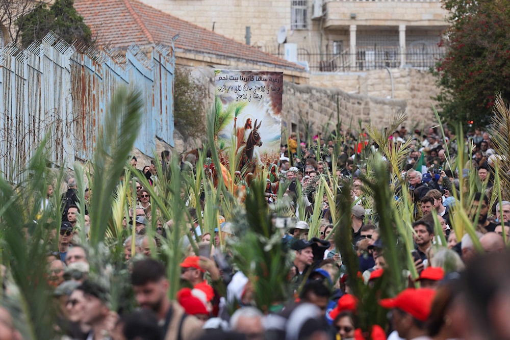 تشترط سلطات الاحتلال على الفلسطينيين المسلمين والمسيحيين استصدار تصاريح خاصة للعبور إلى أماكن العبادة (أ ف ب)
