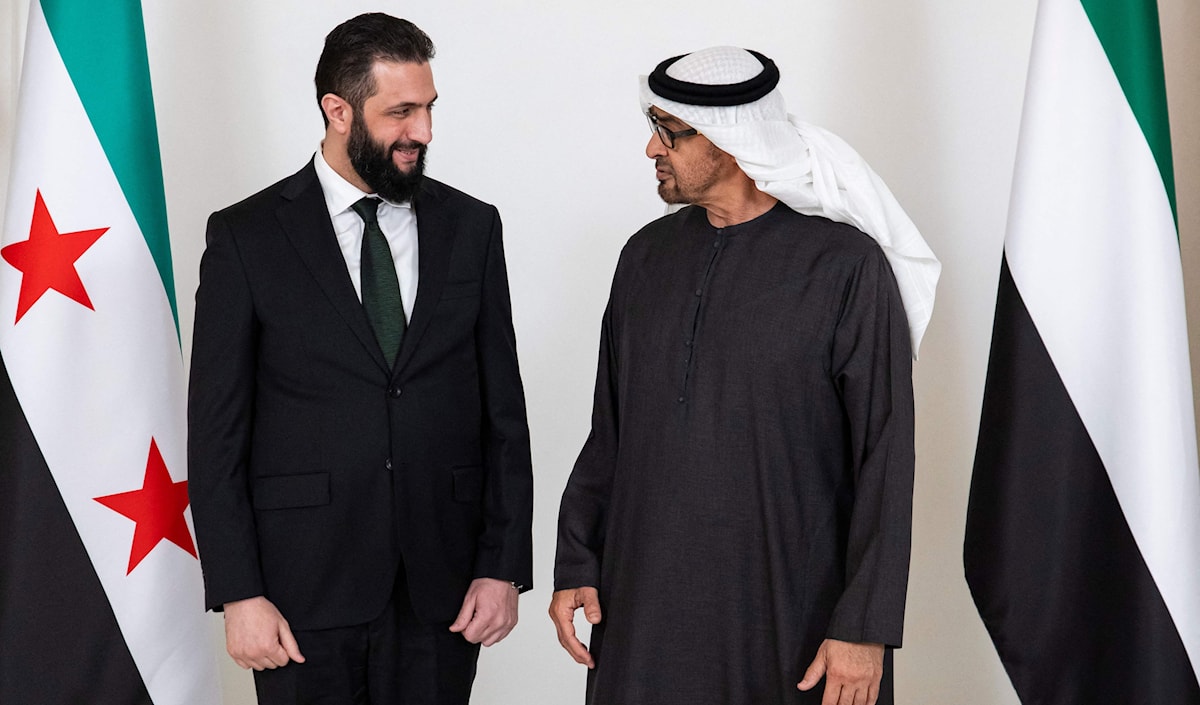 بن زايد مستقبلاً الشرع في أبو ظبي (أ ف ب)
