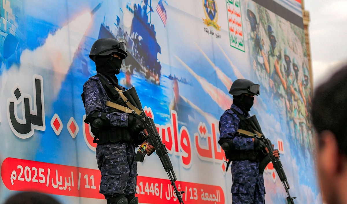 رجلا أمن يحرسان تجمعاً متضامناً مع قطاع غزة في صنعاء (أ ف ب)