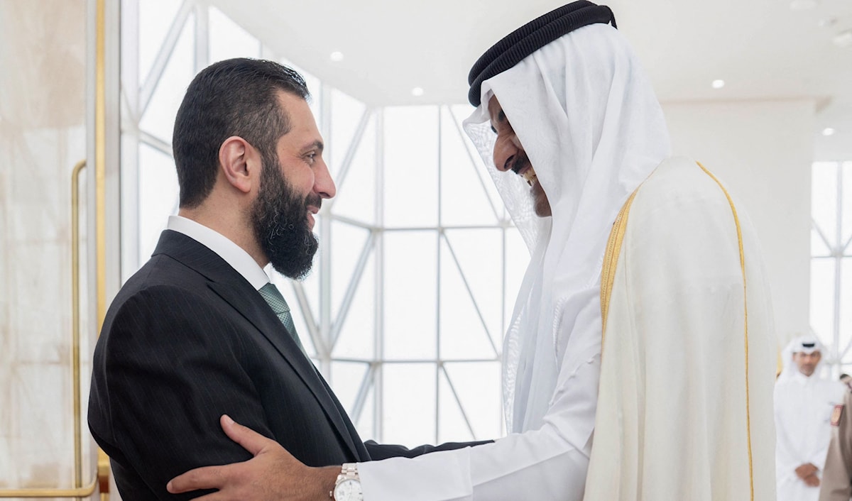 شكّل الجانب الاقتصادي أحد أبرز محاور اهتمام الشرع في زيارته إلى الدوحة (أ ف ب)