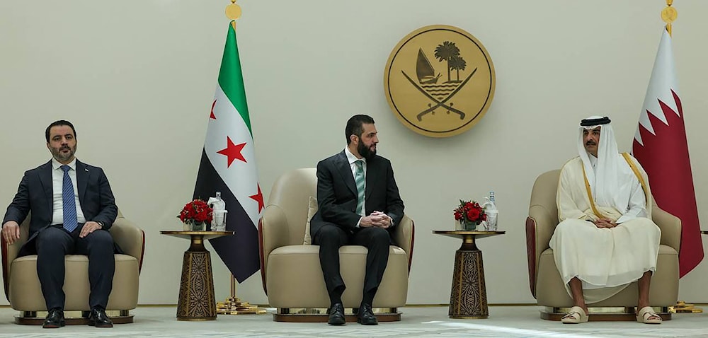 أمير قطر تميم بن حمد آل ثاني يستقبل الرئيس السوري أحمد الشرع ووزير الخارجية أسعد الشيباني (أ ف ب)