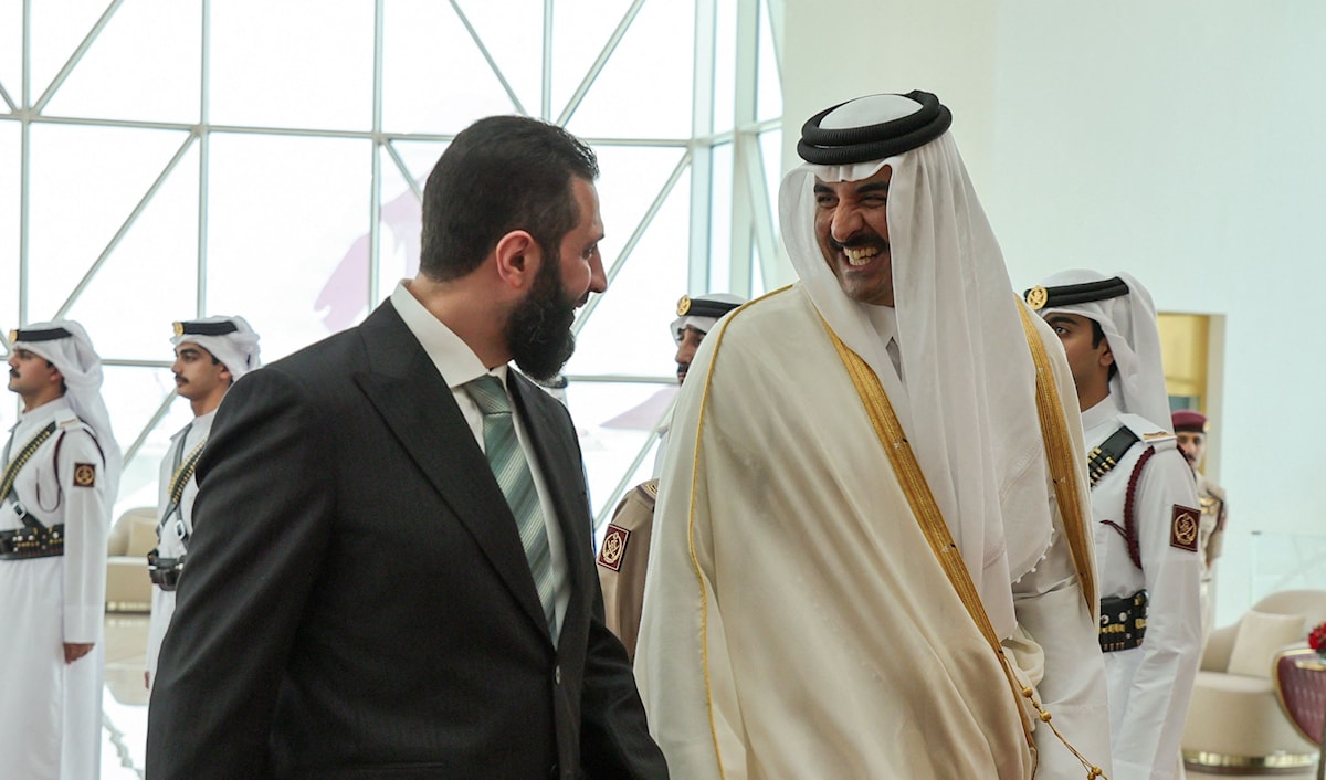 أمِل أمير دولة قطر بأن تسهم هذه الزيارة في دفع مسيرة التعاون بين البلدين إلى آفاق أوسع (أ ف ب)