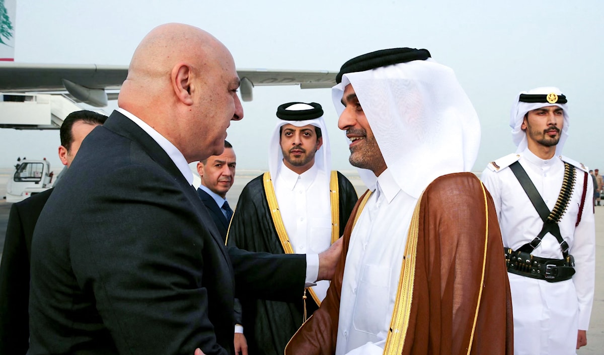 كان في استقبال عون في مطار حمد الدولي وزير المواصلات محمد بن عبدالله آل ثاني (أ ف ب)