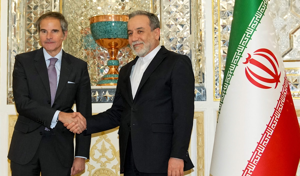 قال غروسي إن زيارته إلى طهران تهدف إلى «مناقشة سُبل تحسين وصول مفتّشي الوكالة إلى المواقع النووية الإيرانية» (أ ف ب)
