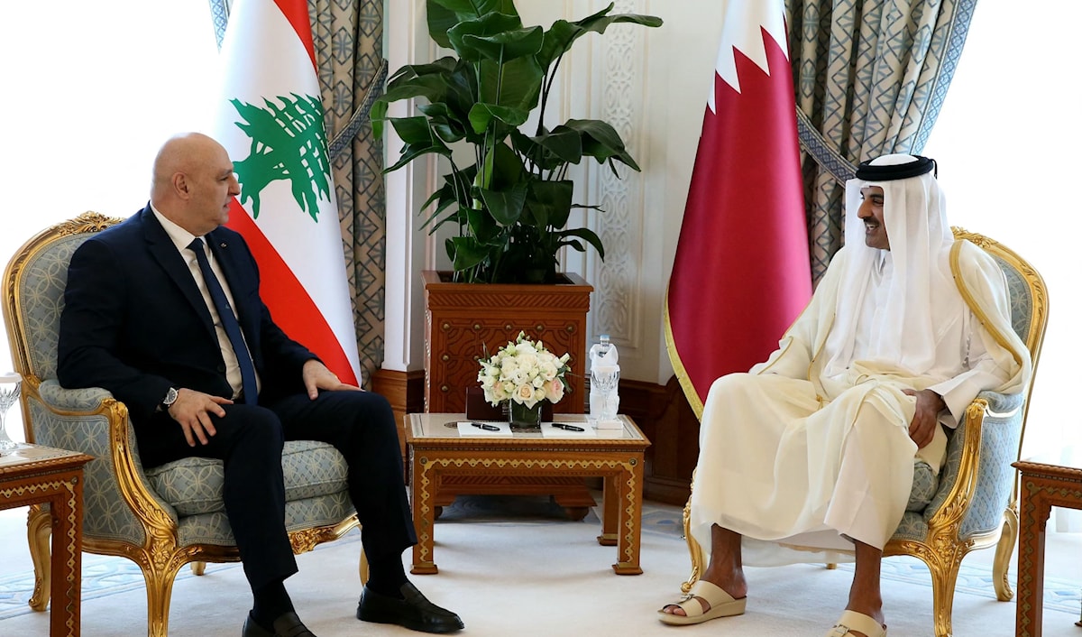 اعتبر أمير قطر أن زيارة رئيس الجمهورية إلى الدوحة مهمة وتاريخية في سبيل تطوير العلاقات بين البلدين (أ ف ب)