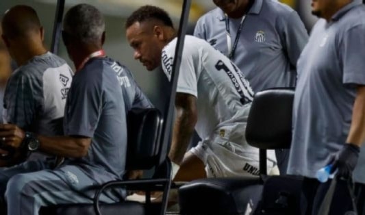 التقطت كاميرات التلفزيون علامات الألم على وجه اللاعب.