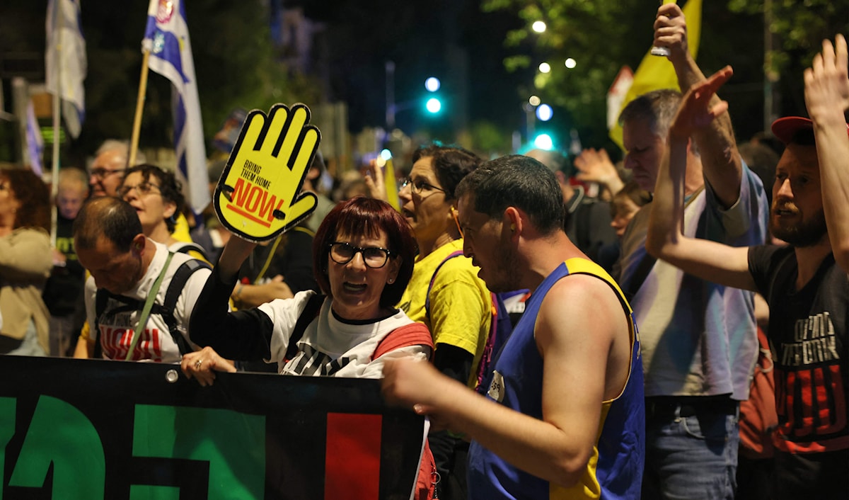 متظاهرون يطالبون بعقد صفقة للإفراج عن الأسرى أمام مكتب نتنياهو في القدس المحتلة (أ ف ب)