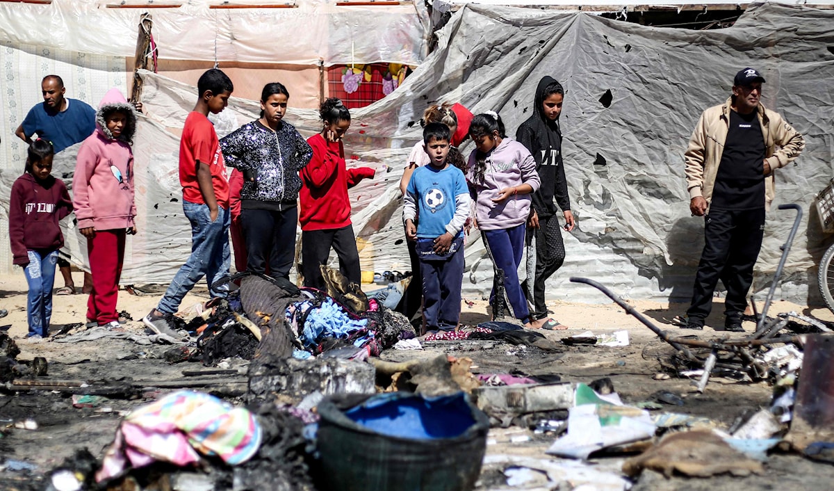 أطفال فلسطينيون يتجمّعون في مكان الخيام المقصوفة في خان يونس (أ ف ب)