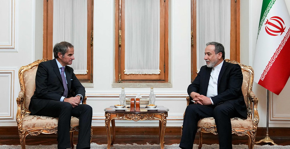 وزير الخارجية الإيراني عباس عراقجي يلتقي مدير عام الوكالة الدولية للطاقة الذرية رافايل غروسي، في طهران (أ ف ب)