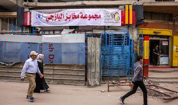 لم يقتصر تأثير إغلاق المخابز على الجوع فحسب، بل امتدّ إلى الأعمال الصغيرة التي كانت تعتمد على الخبز كمصدر دخل (أ ف ب)