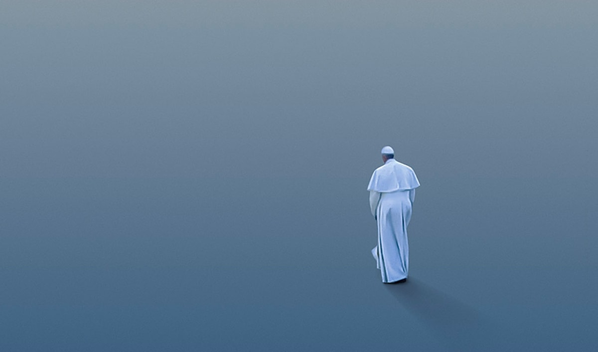 يعدّ «في رحلة» للإيطالي جيافرانكو روسّي بمنزلة جولة مع البابا في أكثر من 50 دولة زارها