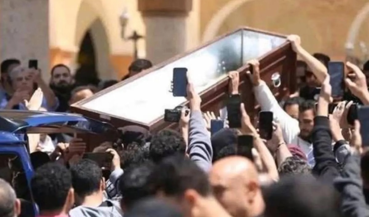 دخل بعض الفنانين من دون صفة رسمية