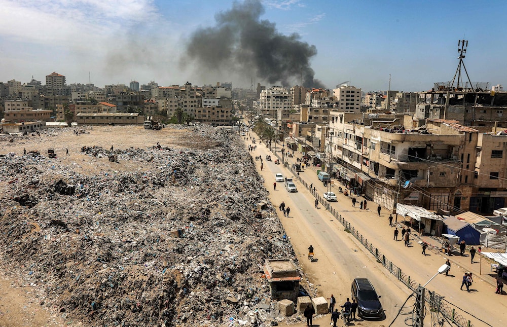 «بعد بحث كبير ومضنٍ، وجدنا مقبرة خاصة بإحدى العائلات الفلسطينية، سمحت لنا بدفن أخي الشهيد» (أ ف ب)