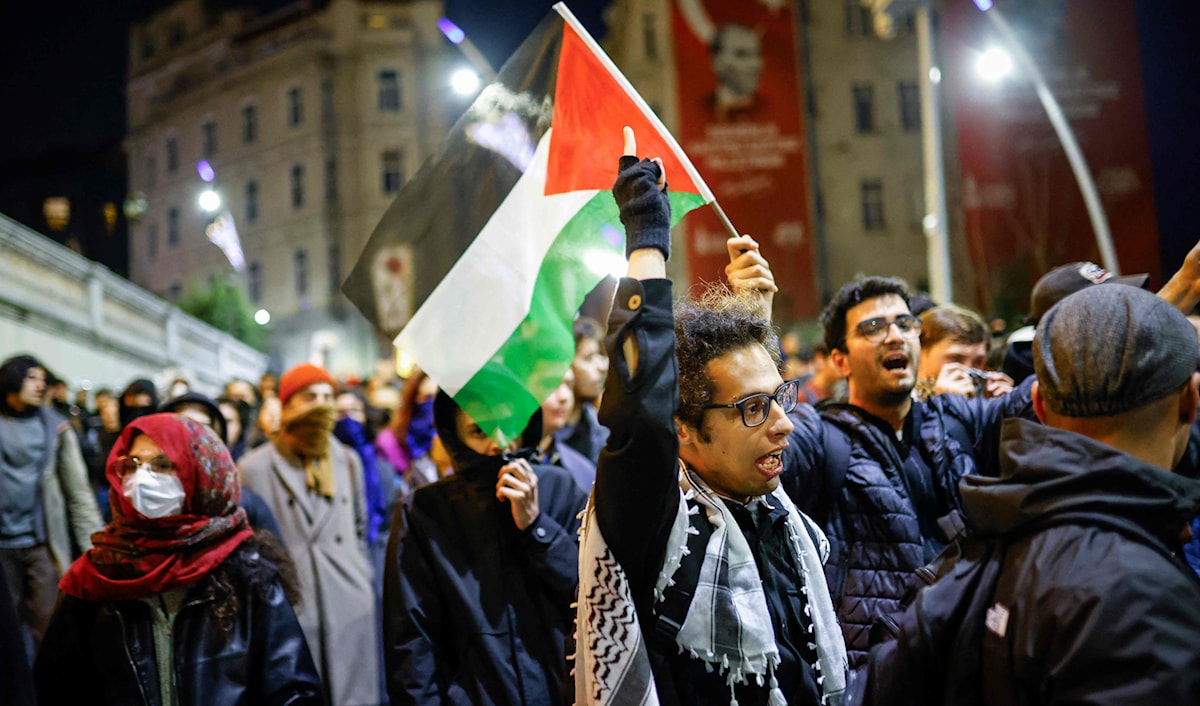 تجمّعت، الإثنين الماضي، مجموعات من المتظاهرين، أمام مقر «صوكار» في إسطنبول، لمطالبة الحكومة بوقف بيع النفط الآذربيجاني إلى إسرائيل (أ ف ب).