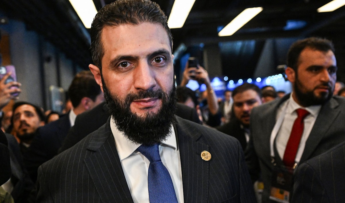 حاول الشرع الالتفاف على الحديث عن مضمون الردّ السوري على قائمة الشروط الأميركية (أ ف ب)