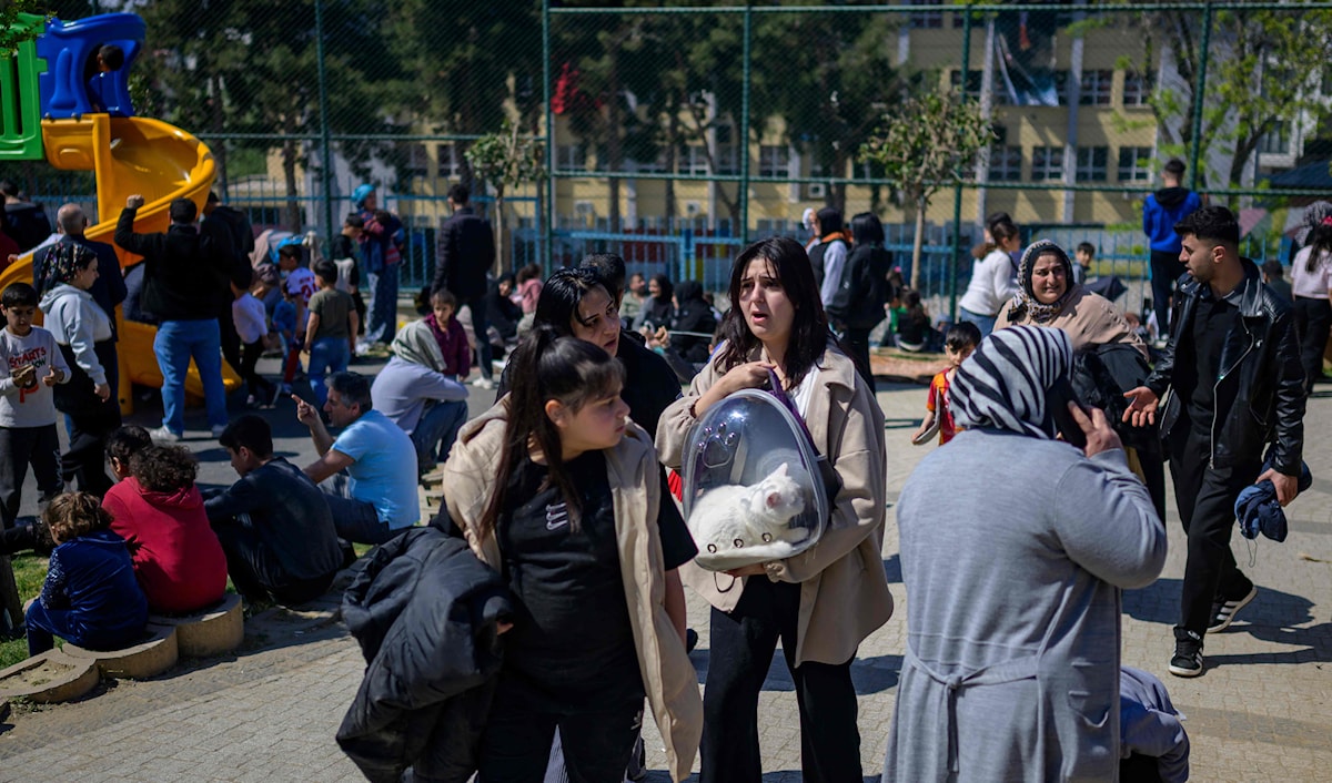 أصيب 151 شخصاً جراء قفزهم من أماكن مرتفعة نتيجة الهلع والذعر بسبب الزلزال (أ ف ب)
