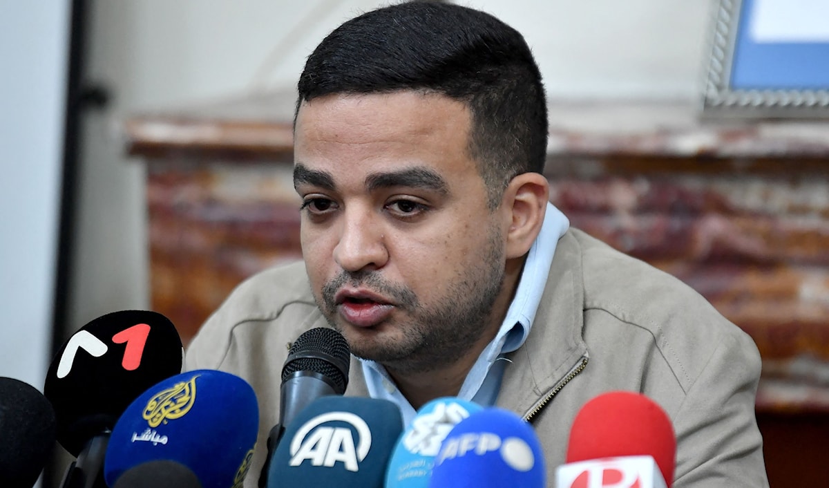 خلّف اعتقال القاضي السابق والحقوقي أحمد صواب صدمة كبرى لدى الرأي العام ممّا أحدثته الأحكام نفسها (أ ف ب)