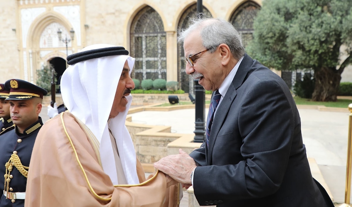 سلام أثناء استقباله رئيس المجلس الوطني الاتحادي في الإمارات صقر الغباش (من الويب)