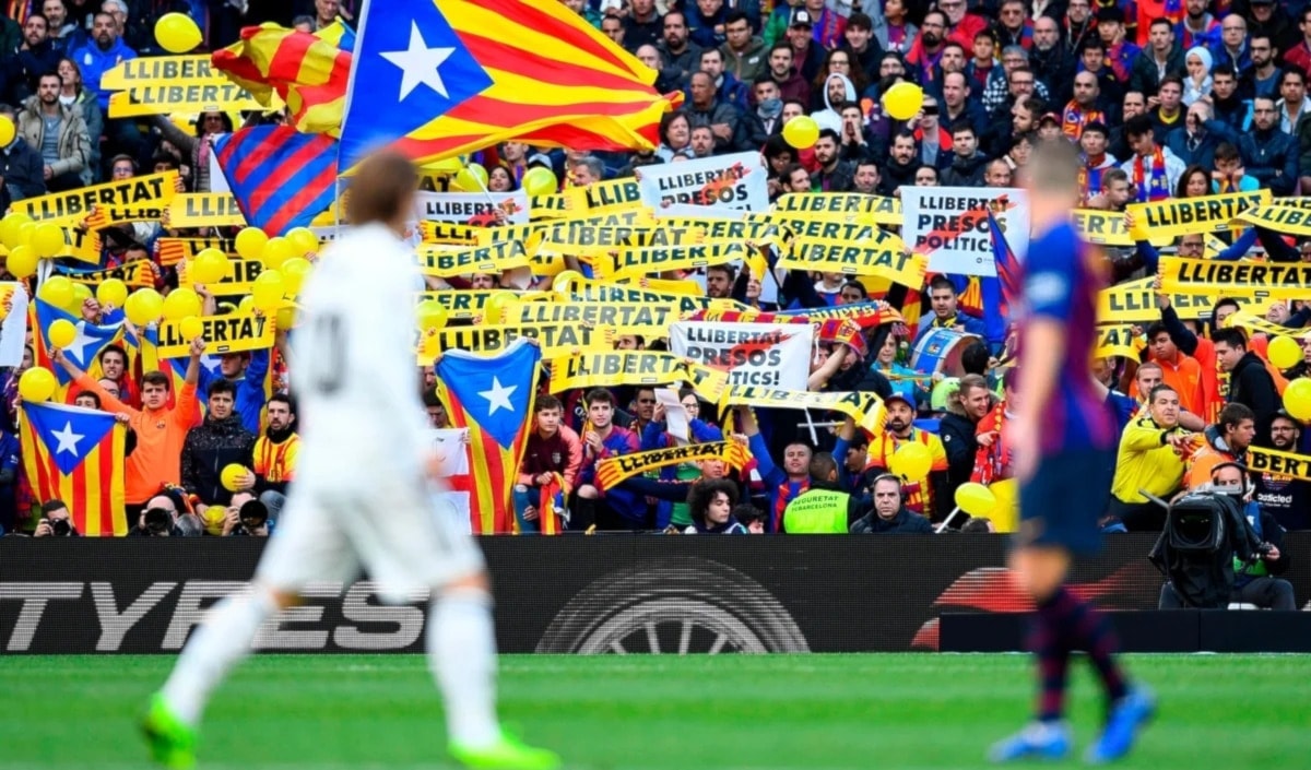 يسعى برشلونة إلى تحقيق رباعية هذا الموسم، لكن ريال مدريد يقف عائقاً أمام طموحاته (أ ف ب)