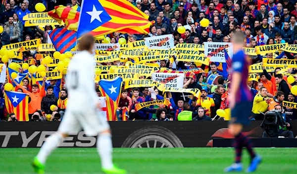 يسعى برشلونة إلى تحقيق رباعية هذا الموسم، لكن ريال مدريد يقف عائقاً أمام طموحاته (أ ف ب)