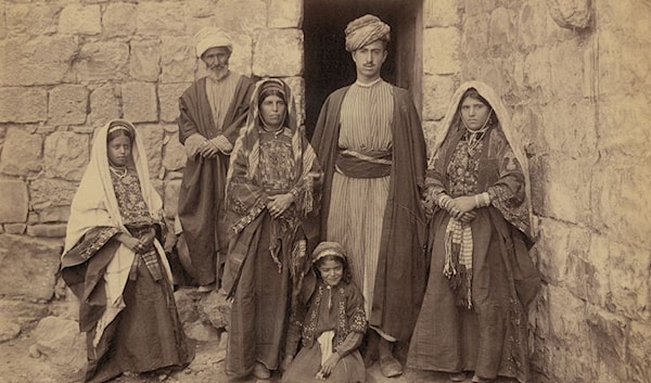 أسرة مَقْدِسِيَّة (أرشيف «مؤسسة الدراسات الفلسطينية» ـــ 1911)