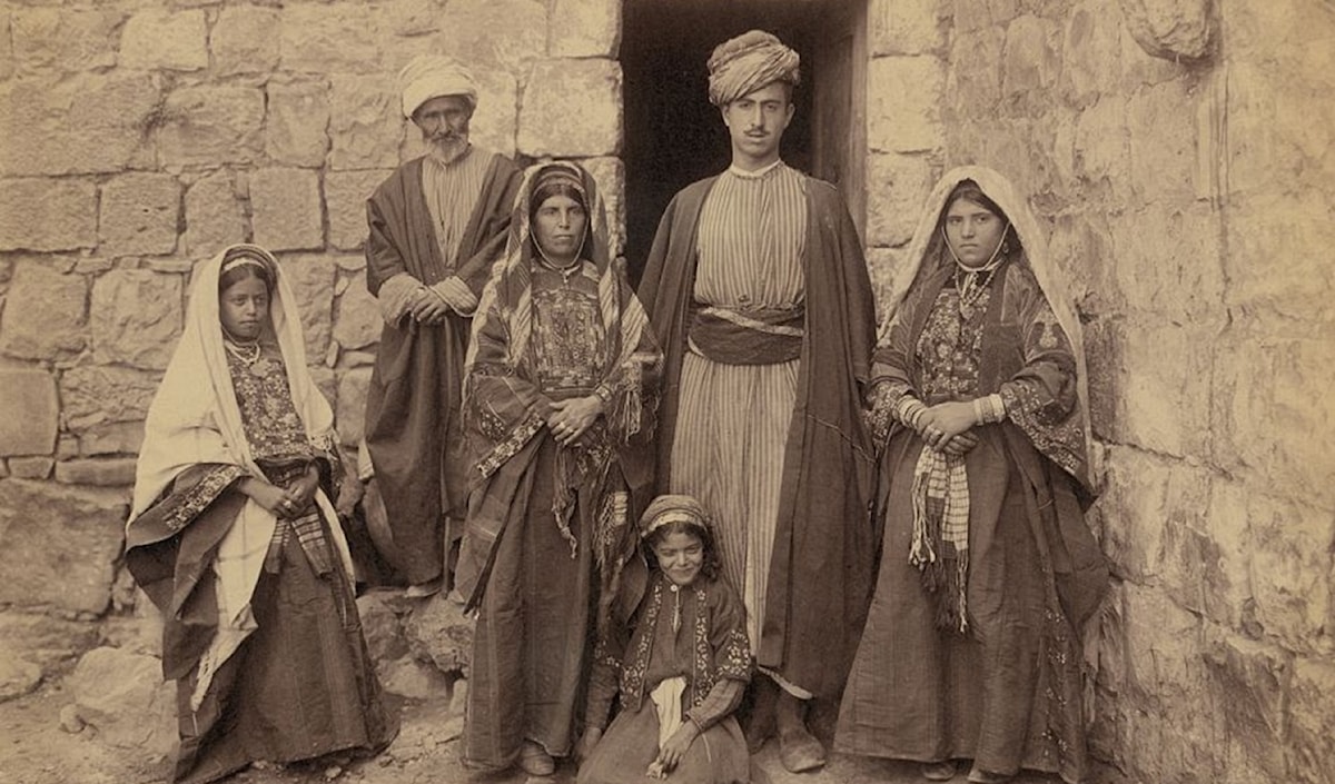 أسرة مَقْدِسِيَّة (أرشيف «مؤسسة الدراسات الفلسطينية» ـــ 1911)
