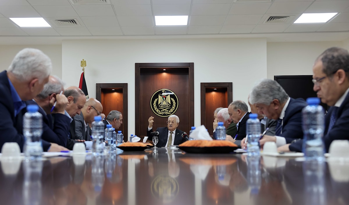عباس وإلى يمينه الشيخ خلال اجتماع اللجنة التنفيذية لـ«منظمة التحرير الفلسطينية» اليوم (وفا)