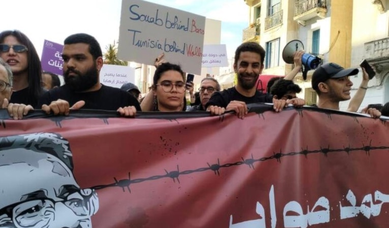 انضمّ مئات المواطنين إلى التحرك على امتداد خط المسيرة من مقر «نقابة الصحافيين» إلى وسط العاصمة (من الويب)