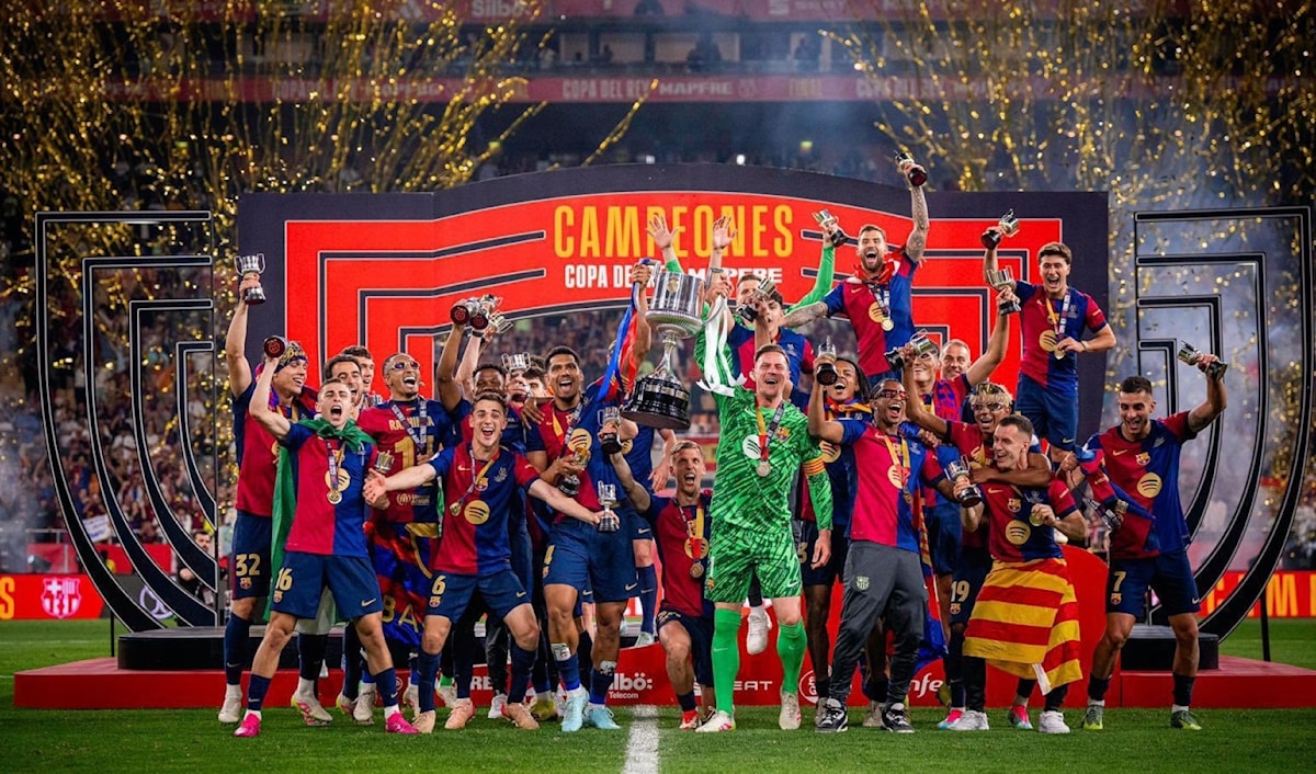 رفع برشلونة لقب كأس الملك أمام ريال مدريد بعد أن تغلّب عليه 3-2 في المباراة النهائية.