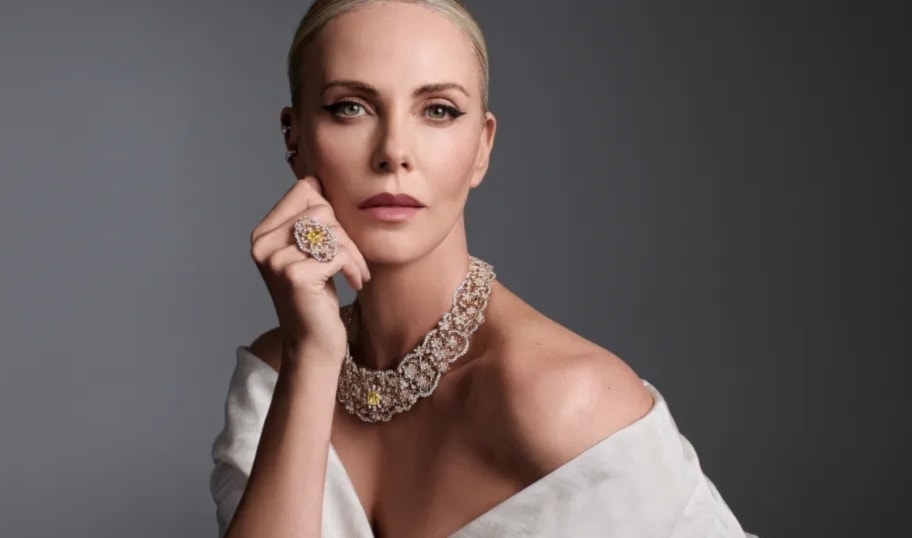 تضع تشارليز ثيرون عقد Couture Fleurie.