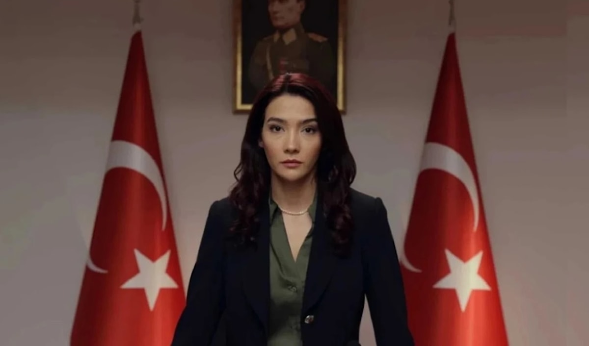 أيبوكي بوسات في مشهد من مسلسل «تشكيلات»