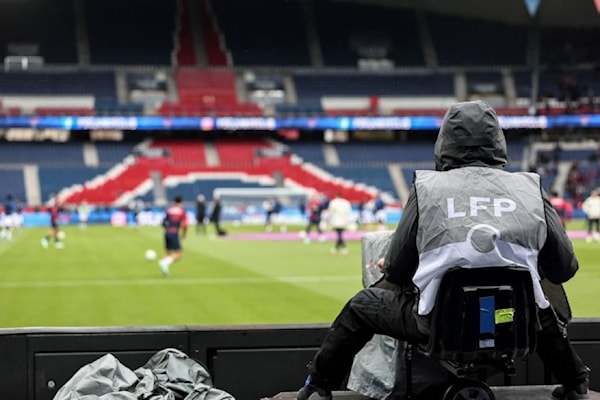 فسخت قناة DAZN البريطانية عقد بث مباريات الدوري الفرنسي لكرة القدم (أ ف ب)