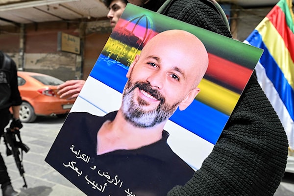 درزي يحمل صورة أحد ضحايا اشتباكات جرمانا (أ ف ب)
