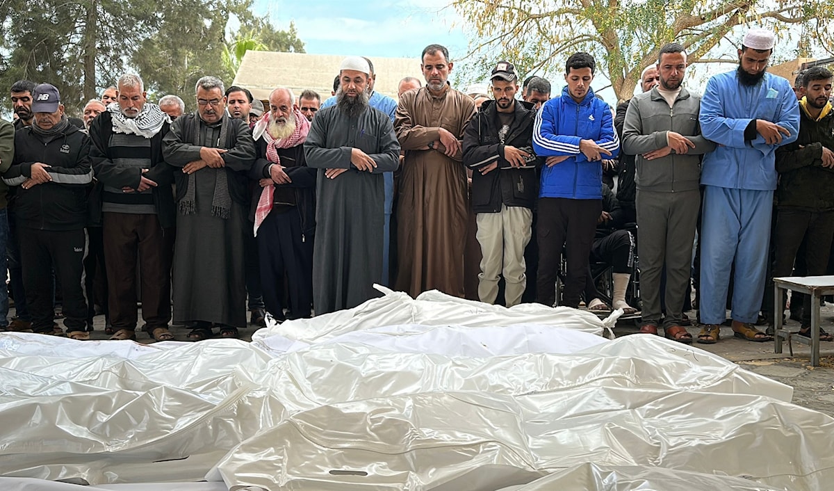 لا يزال عدد من الضحايا تحت الركام وفي الطرقات (أ ف ب)