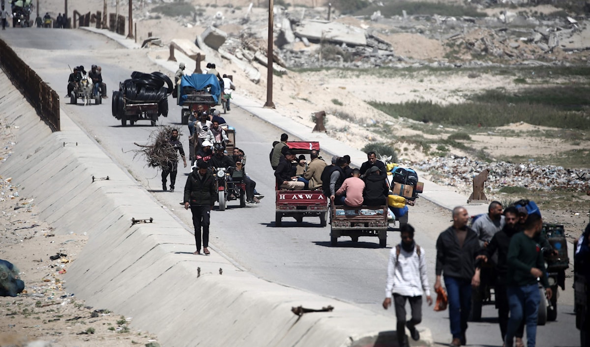 غزيون ينتقلون عبر شارع الرشيد البحري في القطاع (أ ف ب)