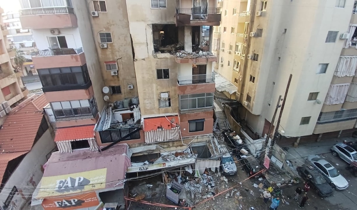 عملت فرق الإسعاف على انتشال جثث الشهداء الثلاثة (الأخبار)